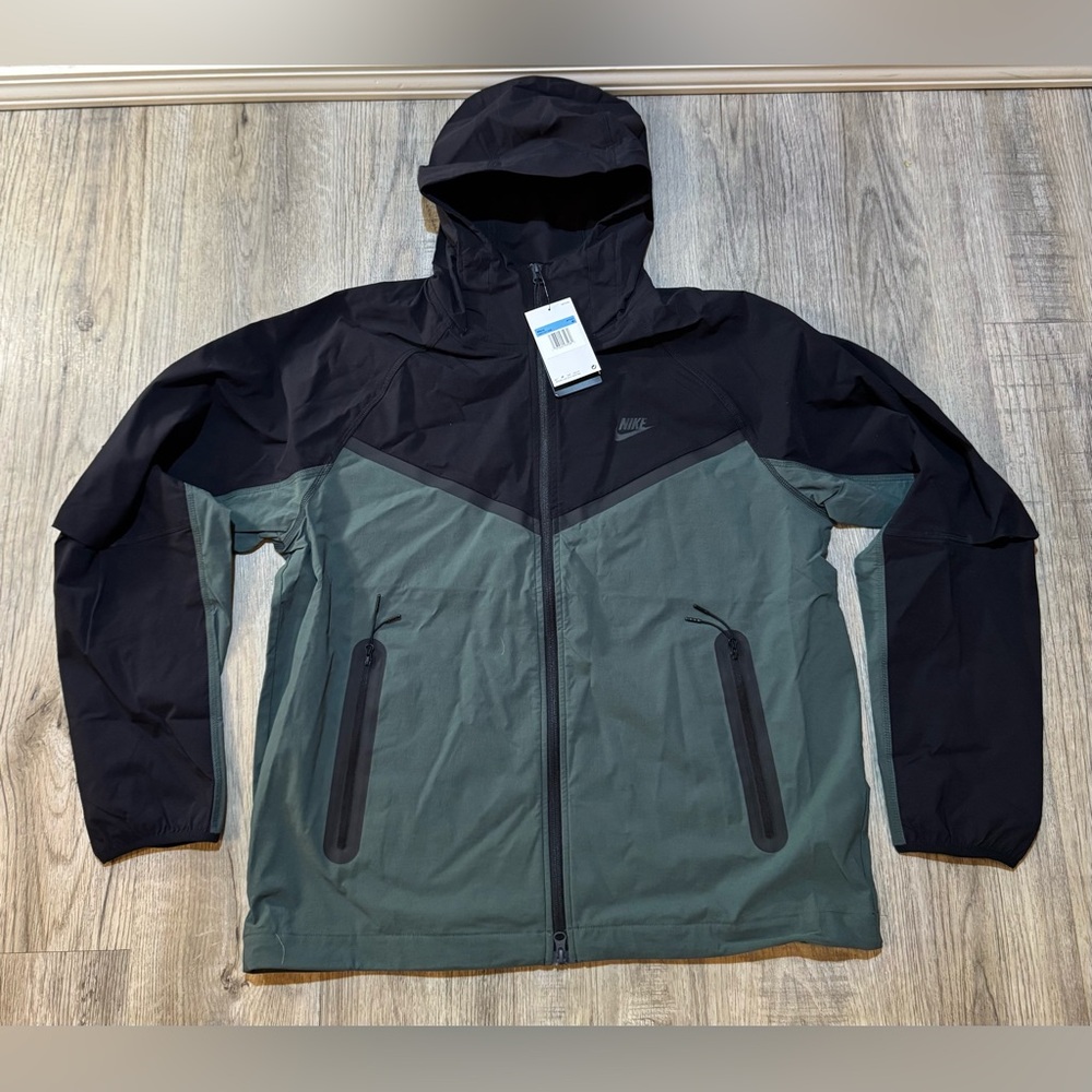 MEN'S NIKE TECH WINDRUNNER WOVEN
FULL-ZIP JACKET HM7151 338